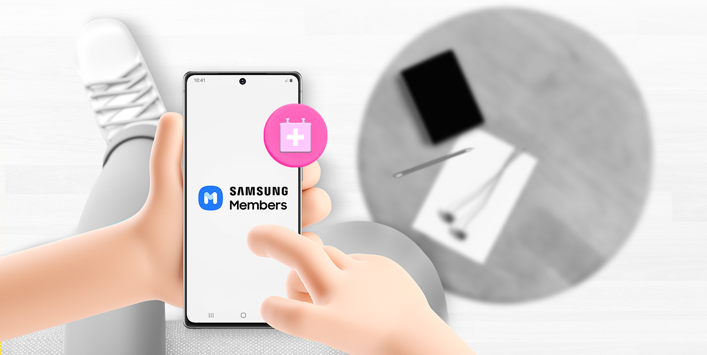 En un fondo borroso se logran ver las piernas de la persona viendo el teléfono, en el cual se distingue el uso de la aplicación Samsung Members.